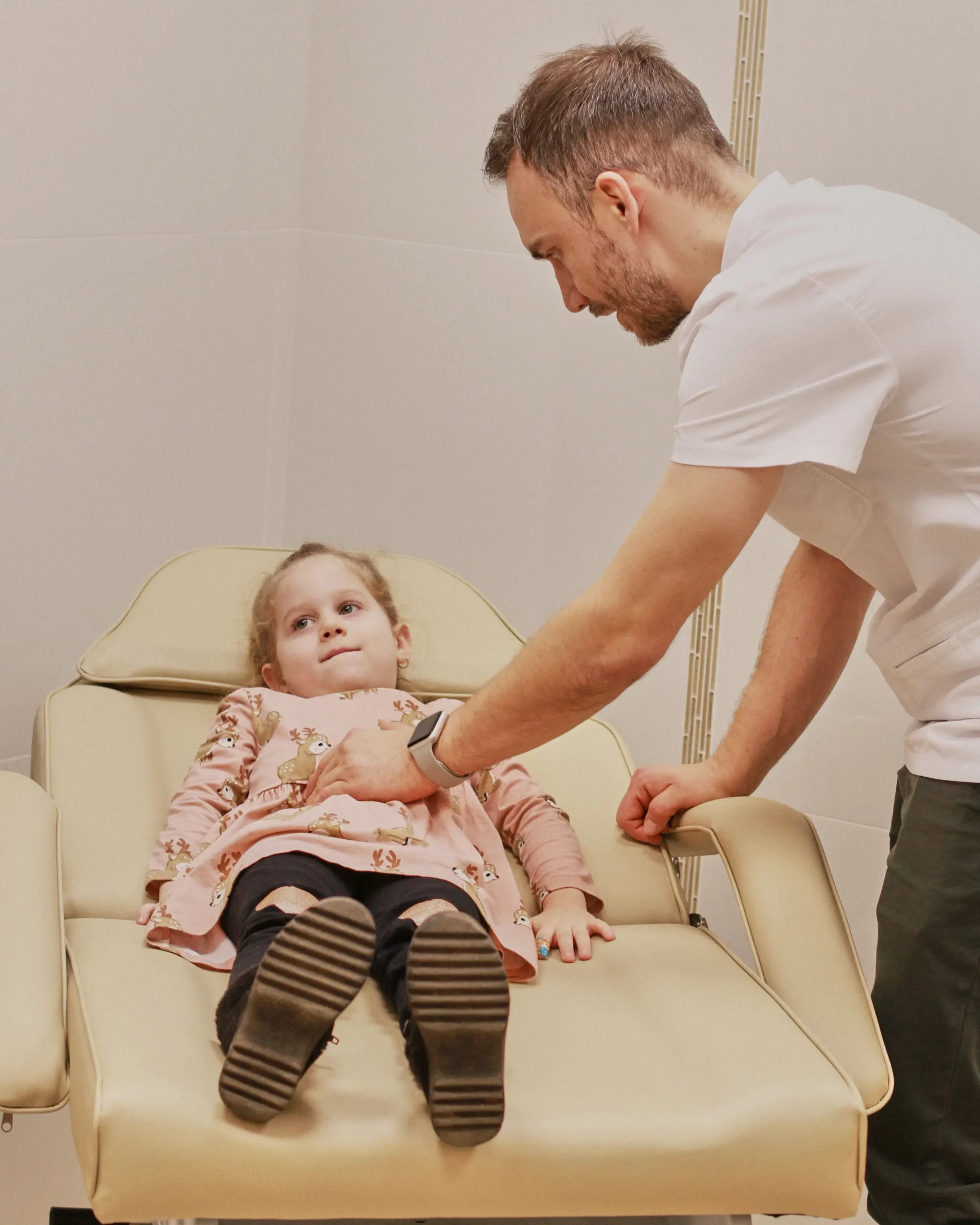 Kisgyermek a dunaharaszti Suri Medical gyermeknefrológiai szakrendelésén, doktor általi kivizsgálás közben