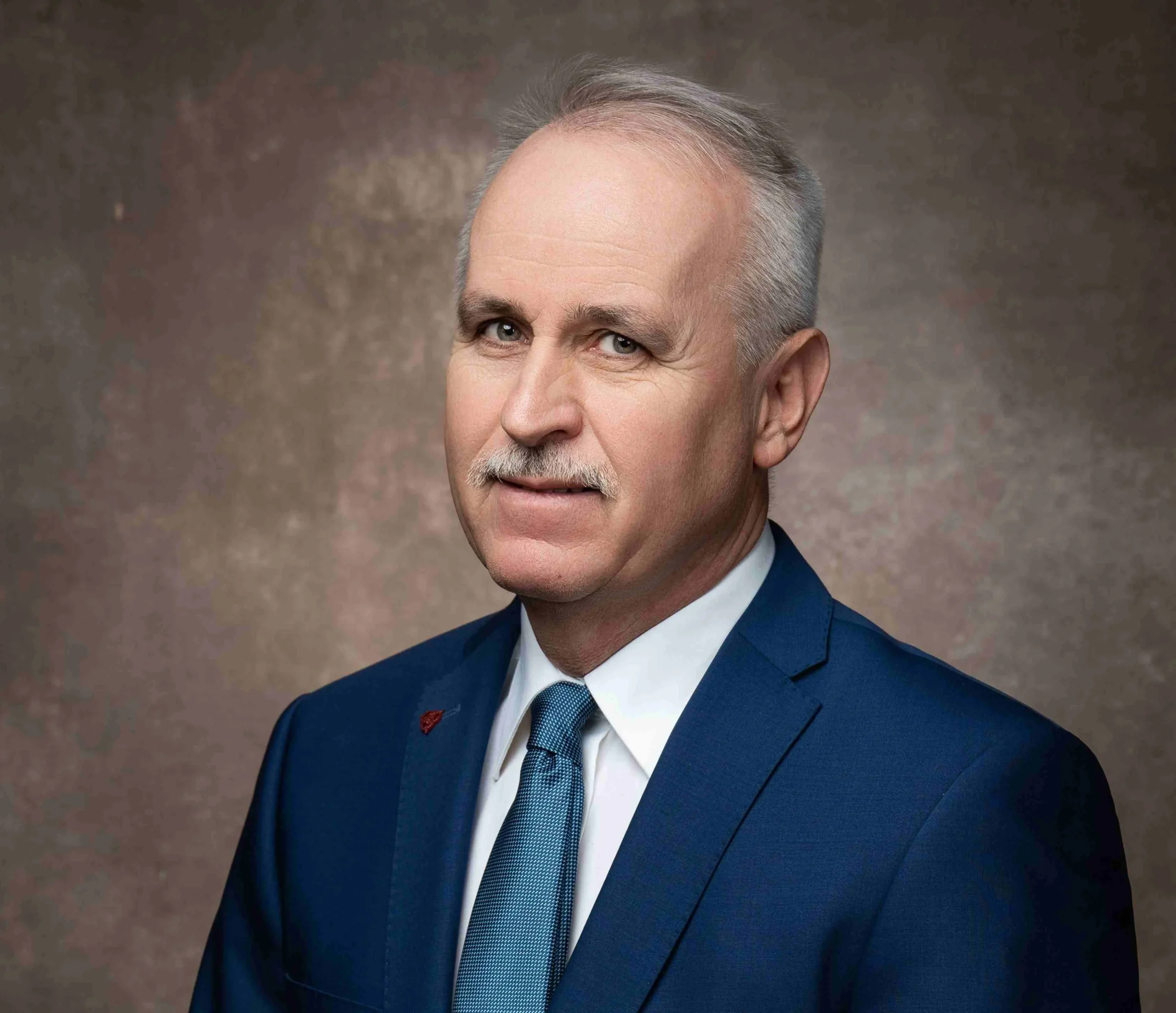 Surányi János, a dunaharaszti Suri Fogtündér, Suri Medical és Suri Studio tulajdonosának portréfotója